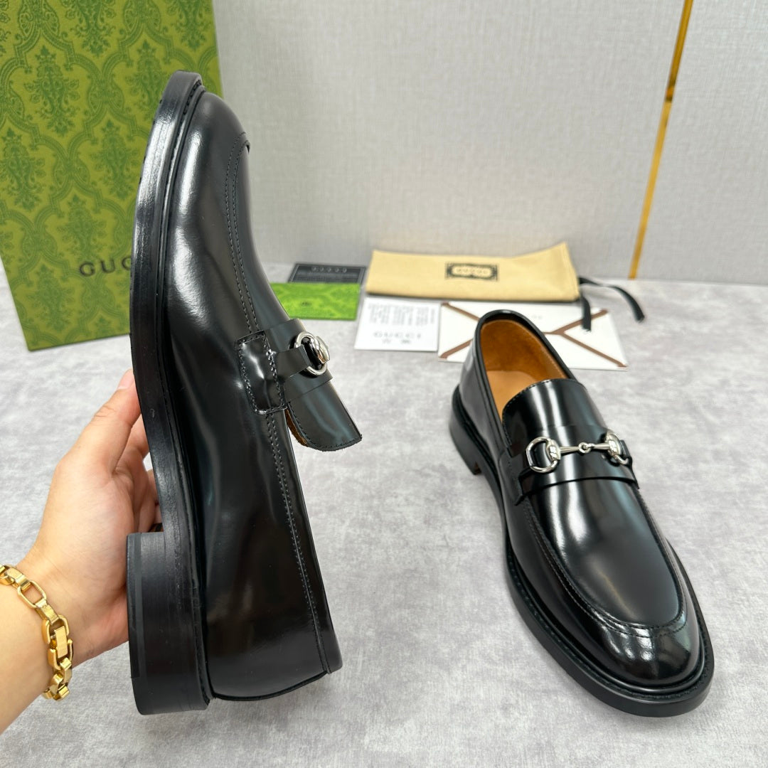 Gucci unisex leather loafer shoes, black, side and heel view, horsebit detail
