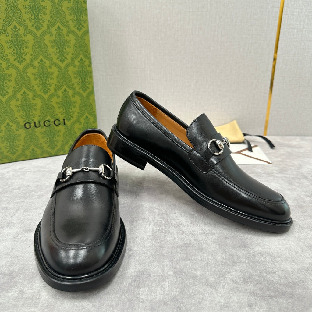 Gucci unisex loafers, black leather, horsebit strap, low heel, slip-on.