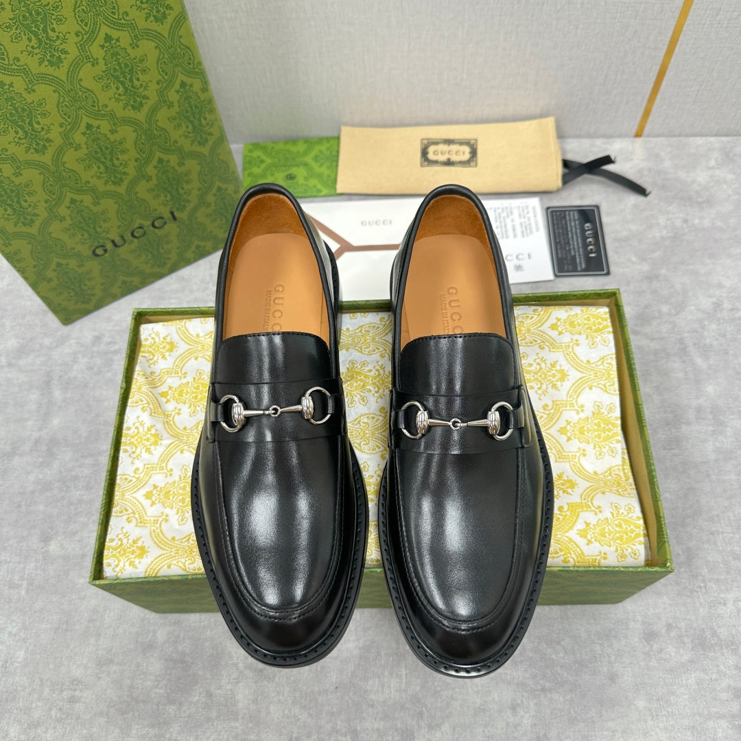 Gucci unisex leather loafers, black, horsebit strap, rounded toe.