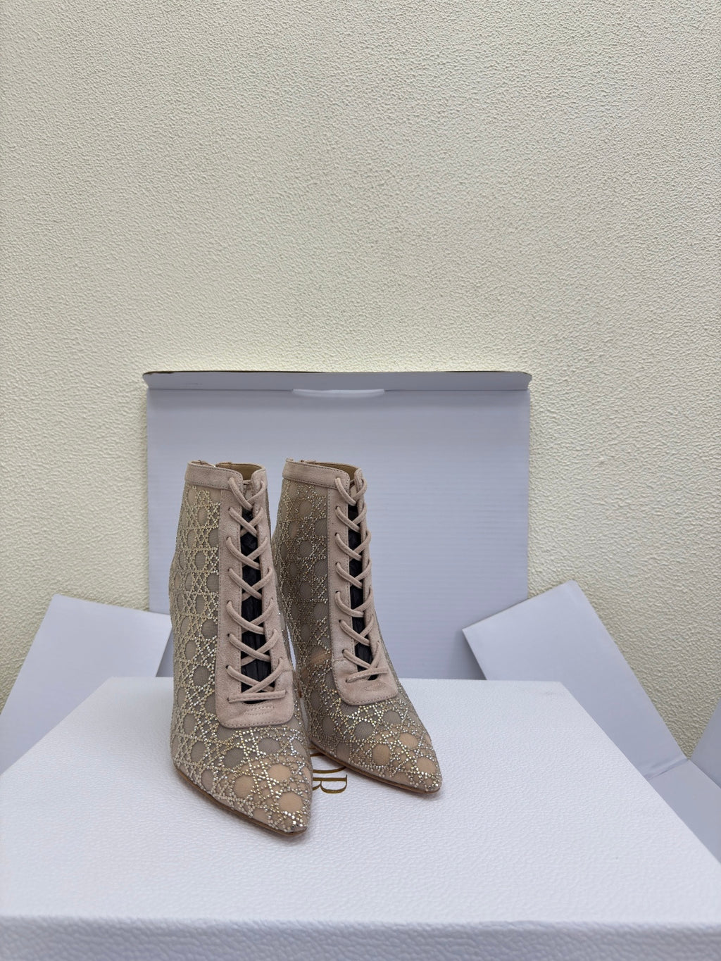 Women’s high-heel lace-up ankle boots with beige geometric pattern