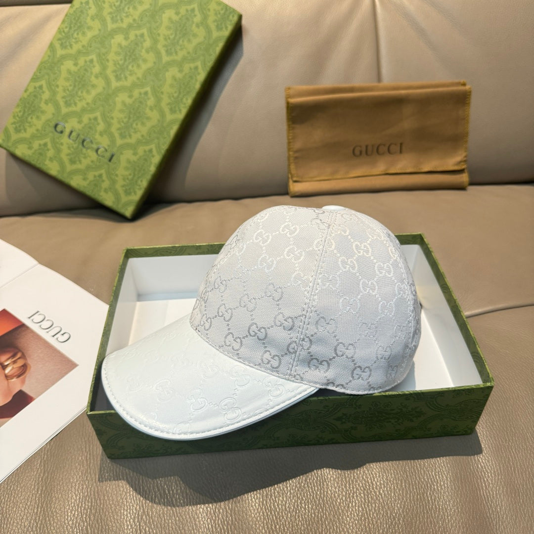Gucci monogram baseball cap in light gray/white with curved brim