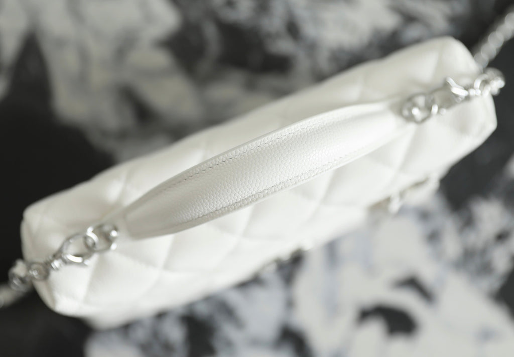 White Chanel leather bag with quilted surface and metal chain strap