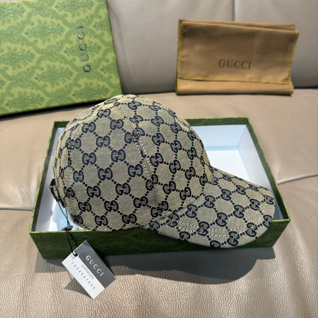 Gucci GG-pattern baseball cap with curved brim and navy-red stripe detail