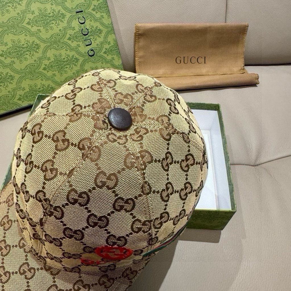 Gucci cap in beige GG canvas with round dark button on crown