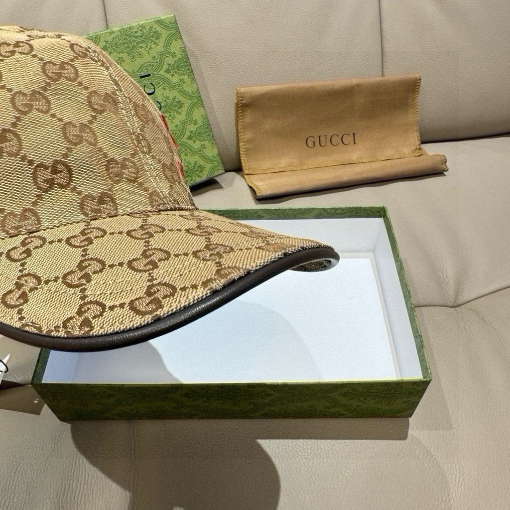 Gucci cap in beige GG canvas with curved brim and dark trim along the edge