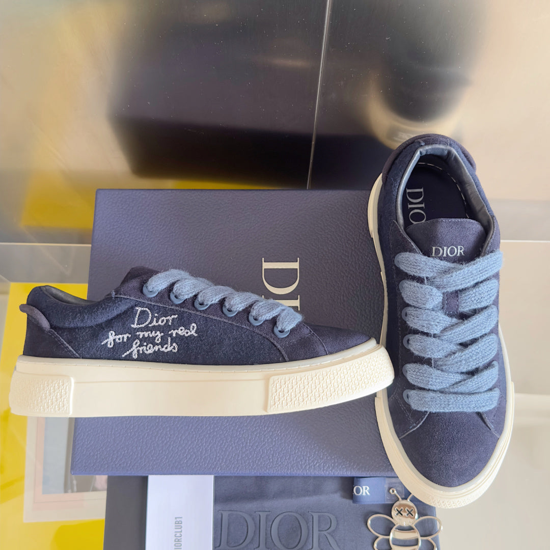 Unisex sneakers in dark blue suede with light blue laces and white rubber sole