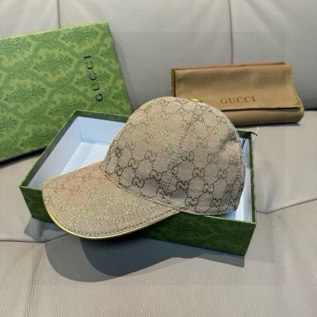 Gucci baseball cap in beige GG monogram canvas with curved brim and tan trim.
