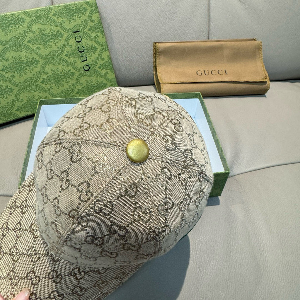 Gucci beige GG canvas cap with round gold button at crown