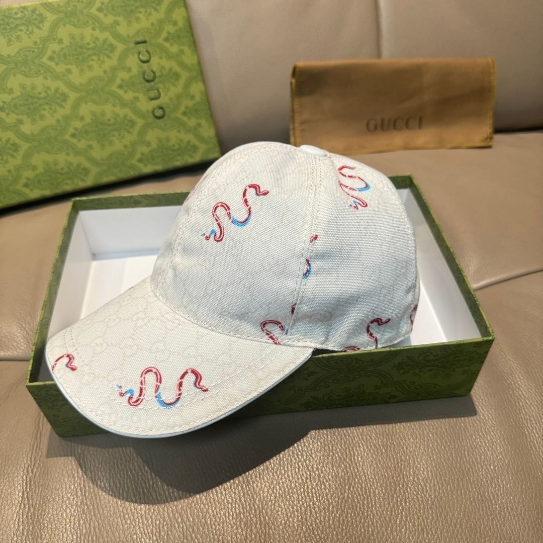 Gucci white canvas cap with red and blue snake embroidery, curved brim front