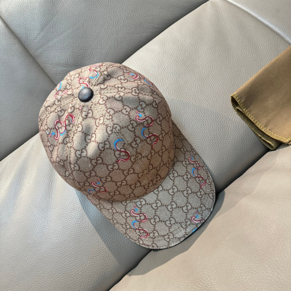 Beige Gucci baseball cap with multicolor snake motifs and fabric-covered button