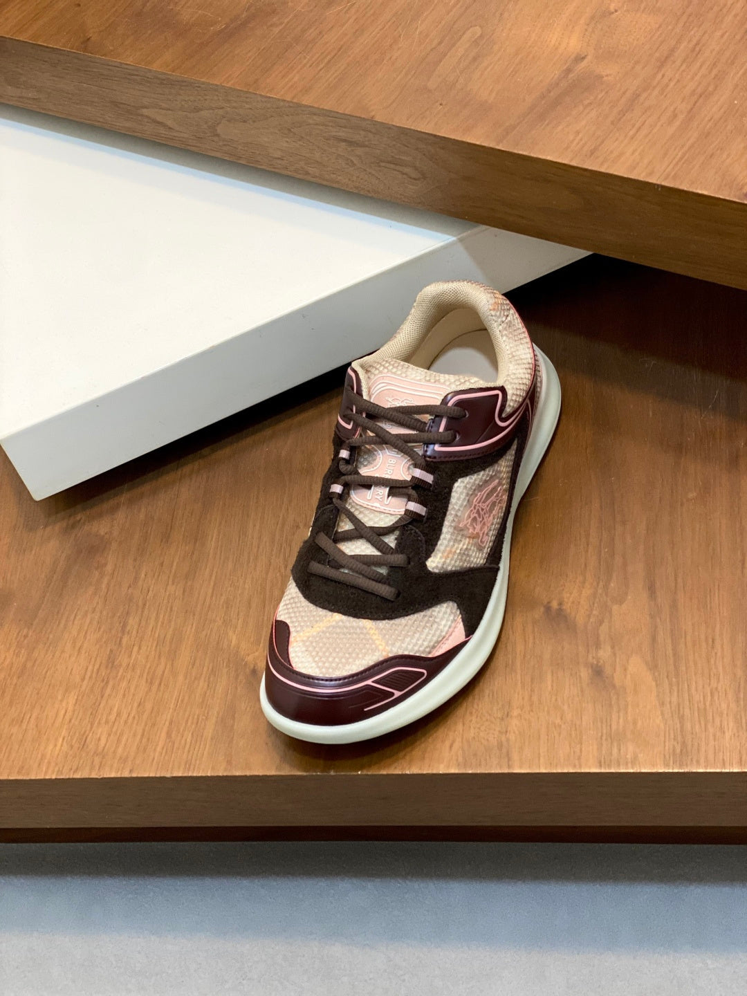 Burberry sneaker with beige collar, black laces, maroon stripe and mint sole