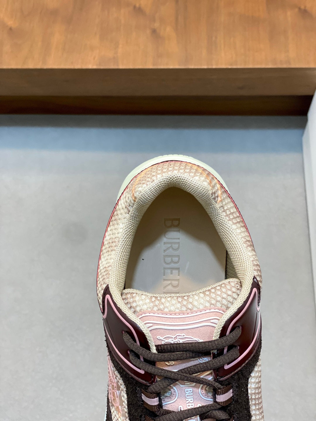 Burberry sneaker close-up of heel lining, beige interior and burgundy lace area