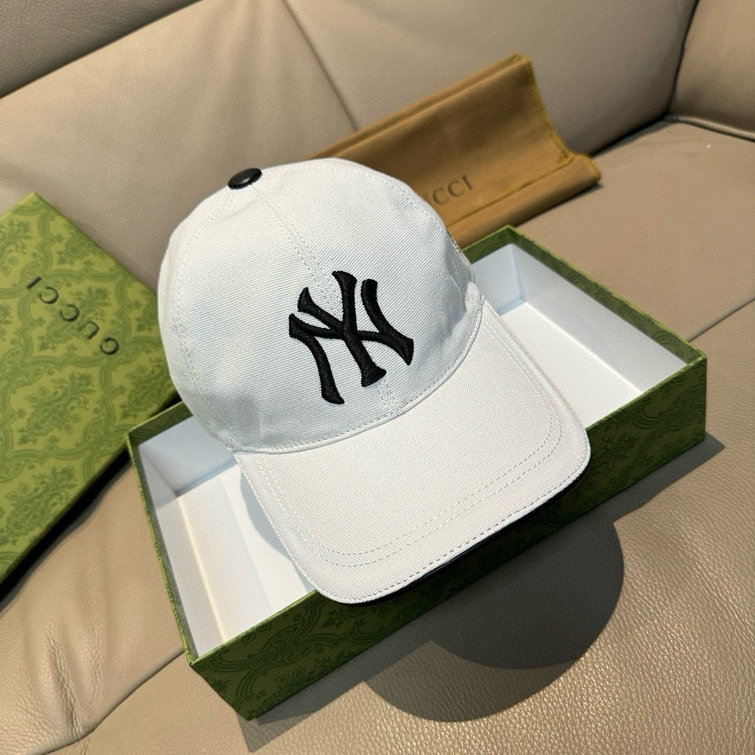 Gucci cap in white canvas with black NY-style logo on the side