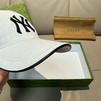 Gucci cap in white canvas with black side NY-style emblem and curved brim