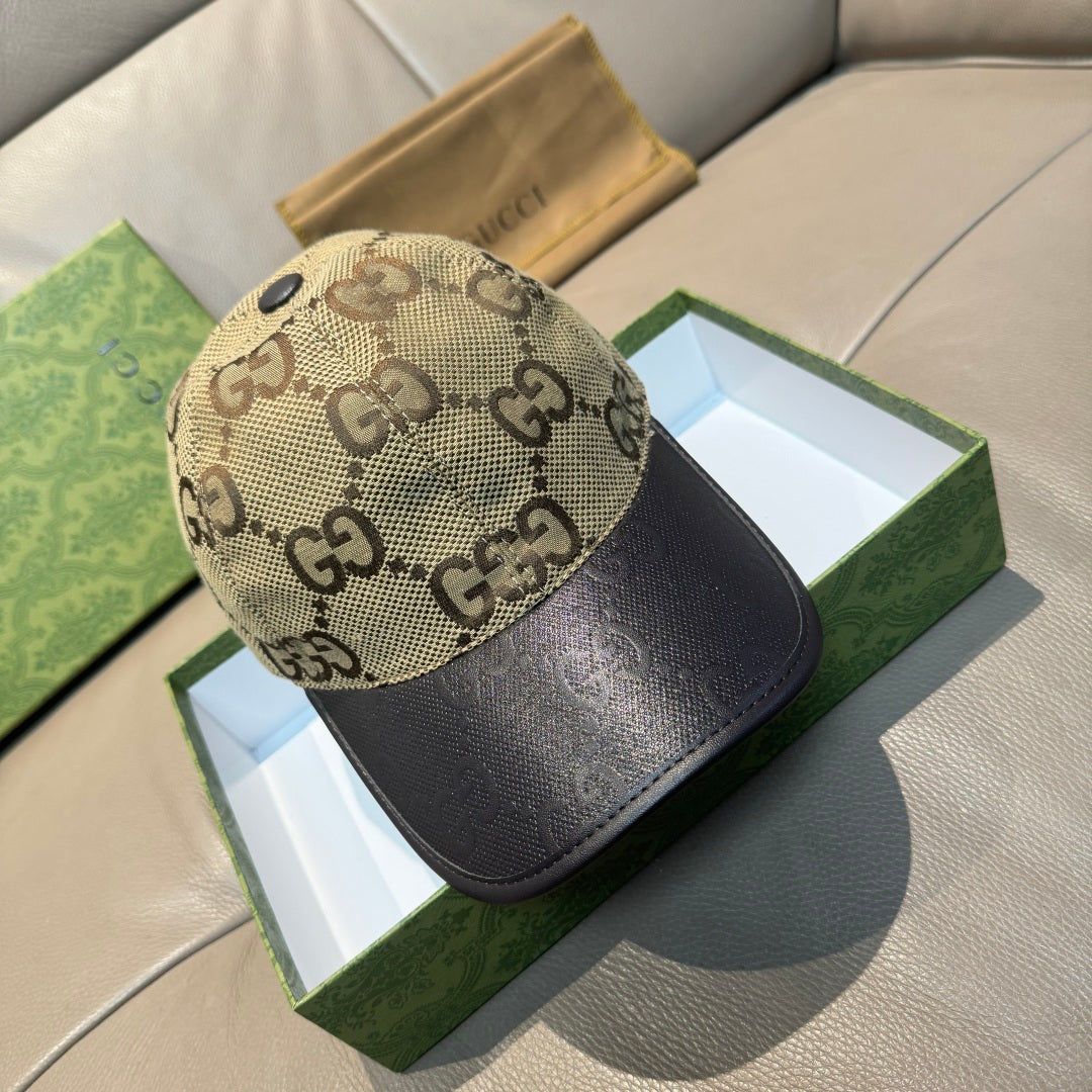 Gucci baseball cap with beige GG monogram crown and dark brim