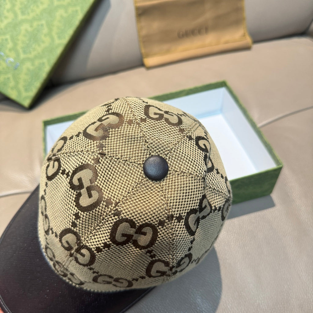 Gucci baseball cap with beige GG monogram crown and dark brim, top button
