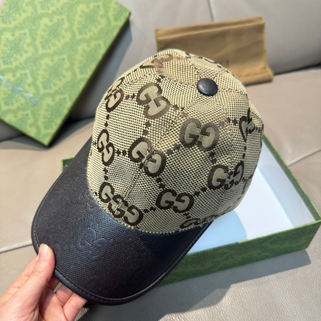Gucci baseball cap with beige GG monogram crown and dark textured brim, top button