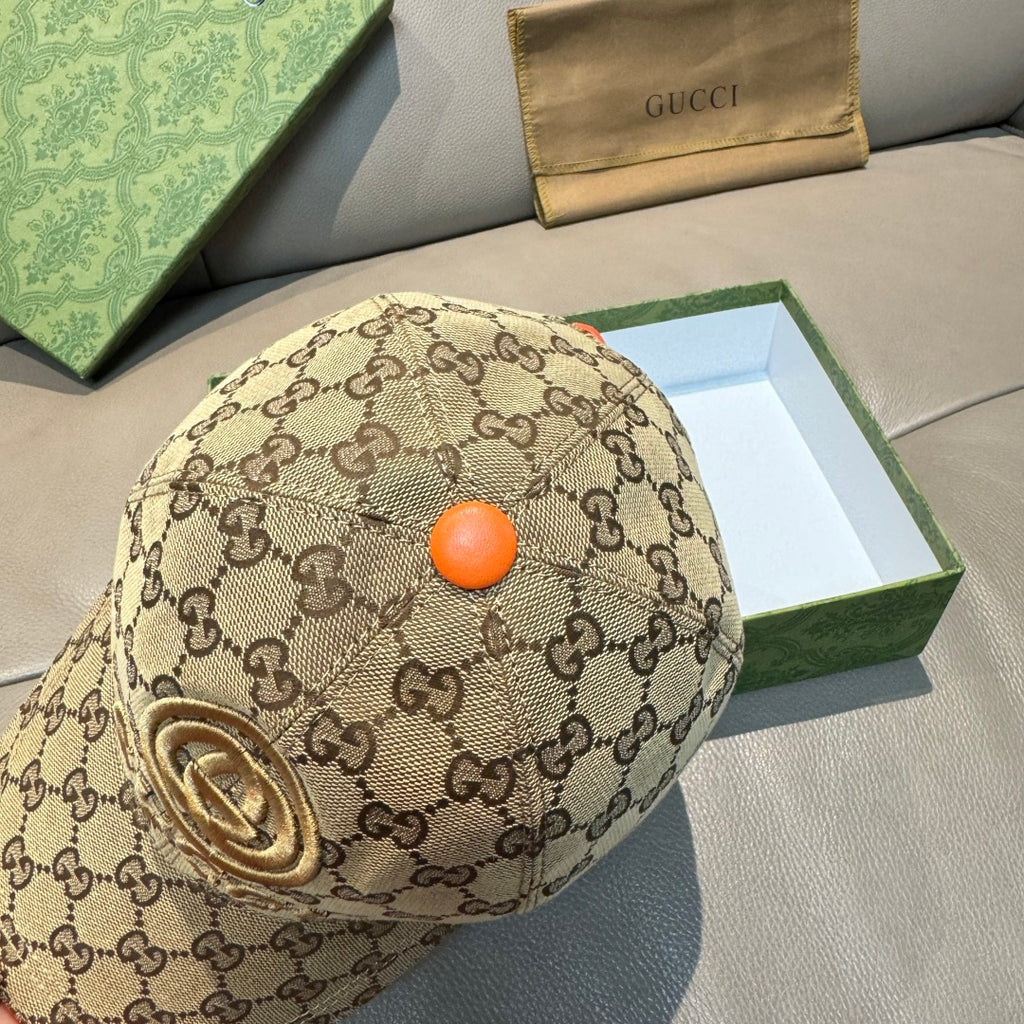 Gucci baseball cap in beige GG canvas with orange button and gold emblem on crown
