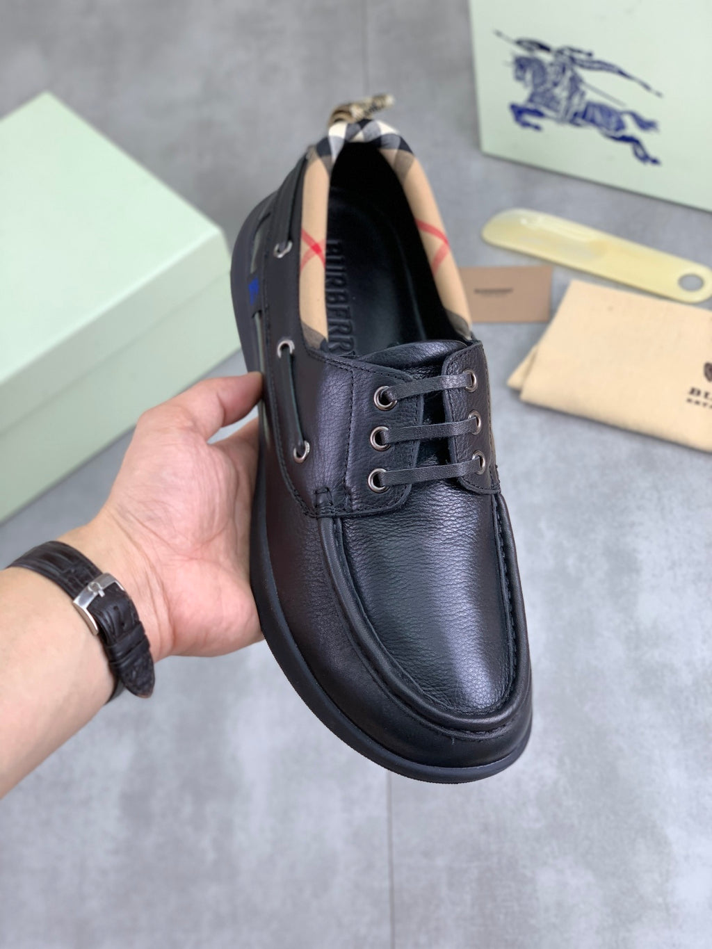Burberry leather lace-up shoe in dark blue with metal eyelets and rounded toe