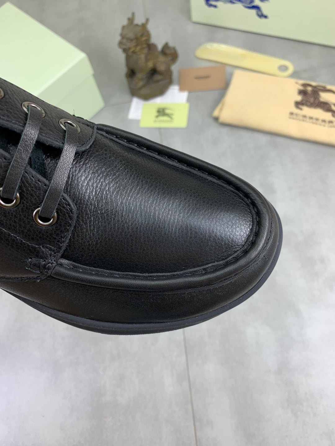 Burberry leather lace-up shoe in dark blue with textured upper and eyelet laces