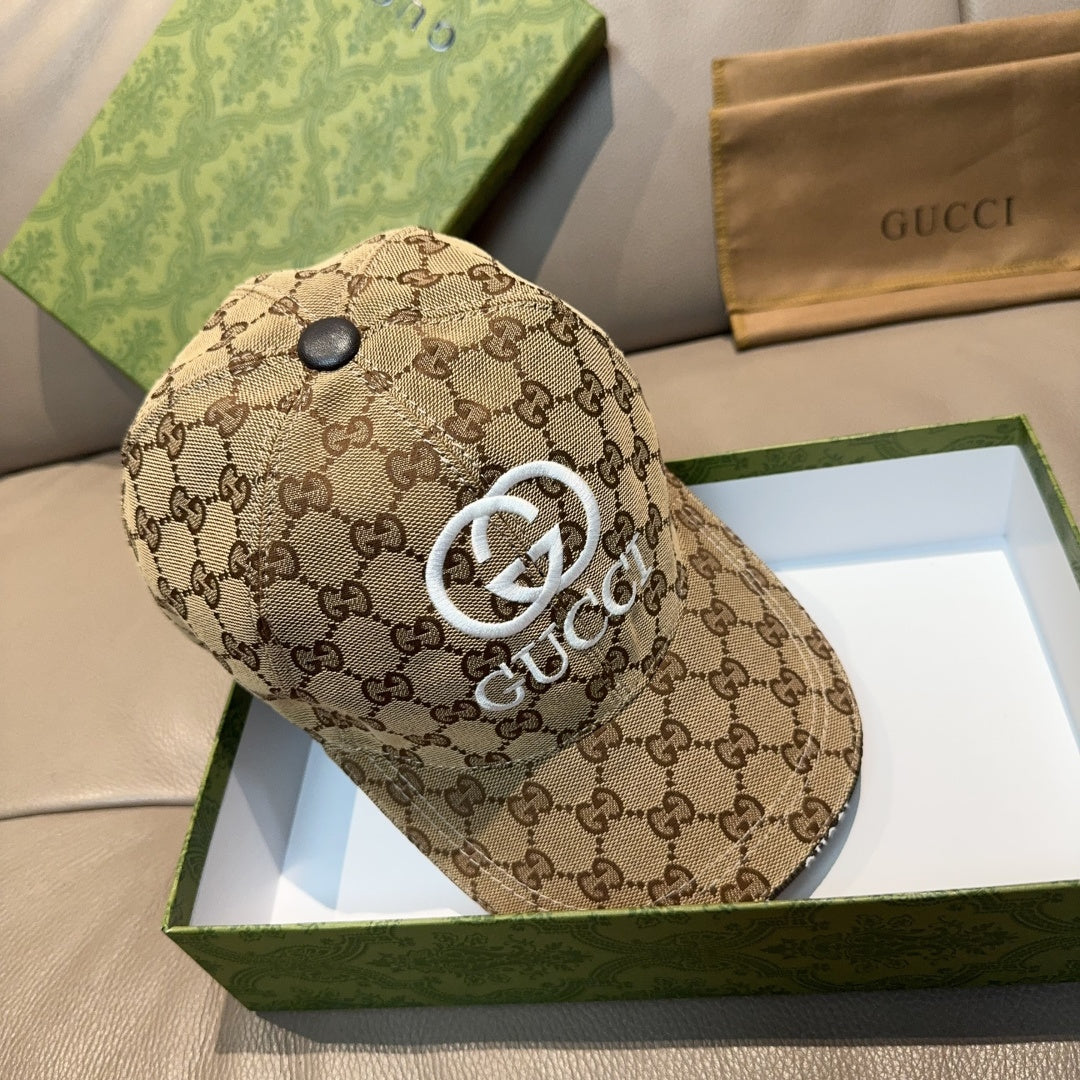Gucci GG canvas baseball cap in beige with white GG emblem and top button