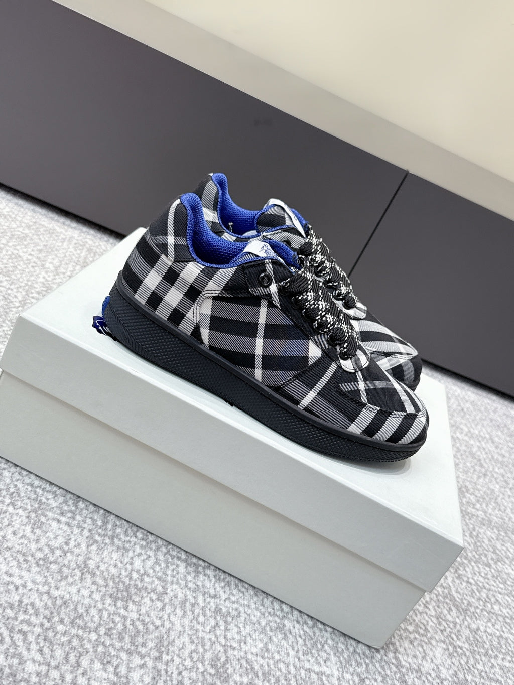 Side view check-pattern sneakers with blue collar and black rubber sole