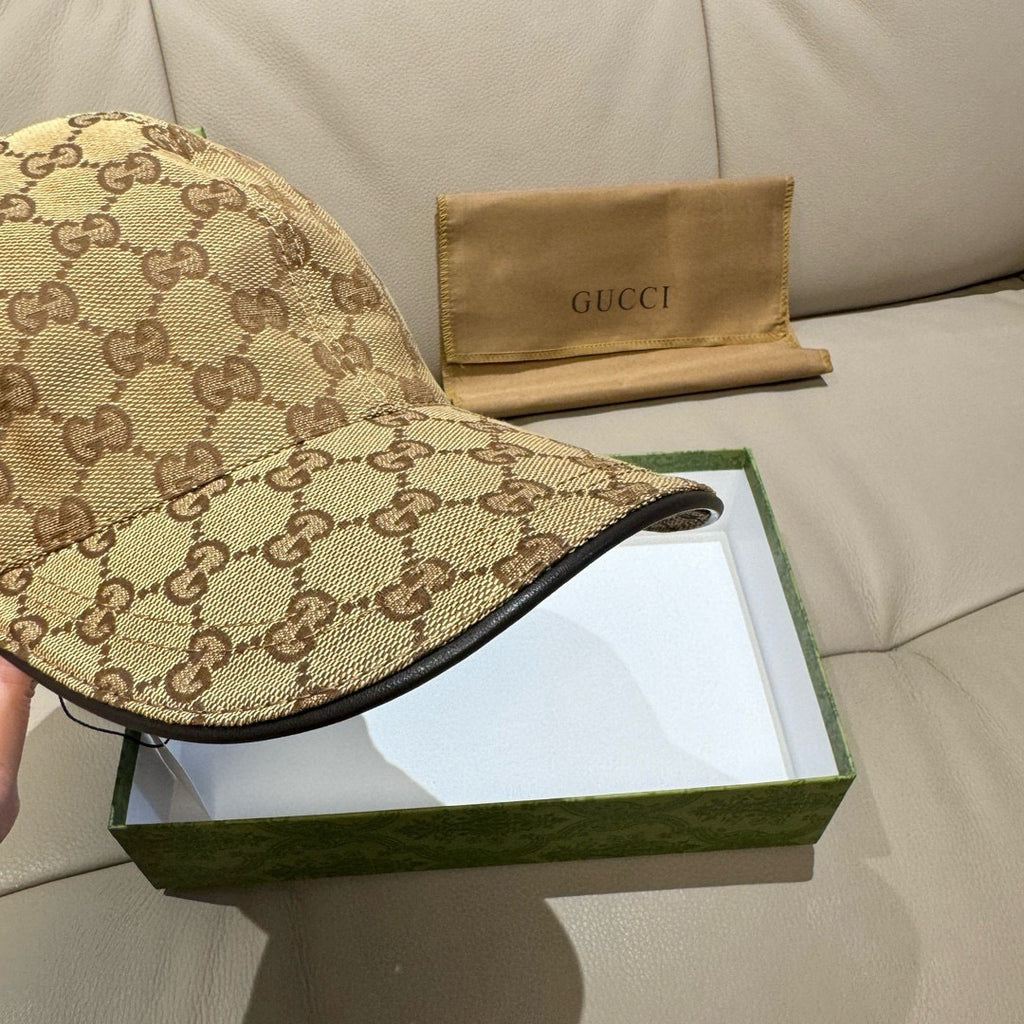 Gucci cap in beige GG canvas with curved brim and stitched edge