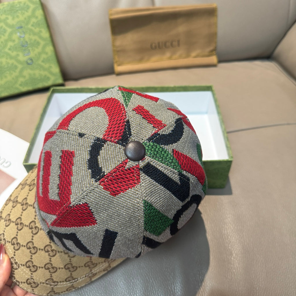 Gucci cap with embroidered front panel, beige GG brim, top button detail