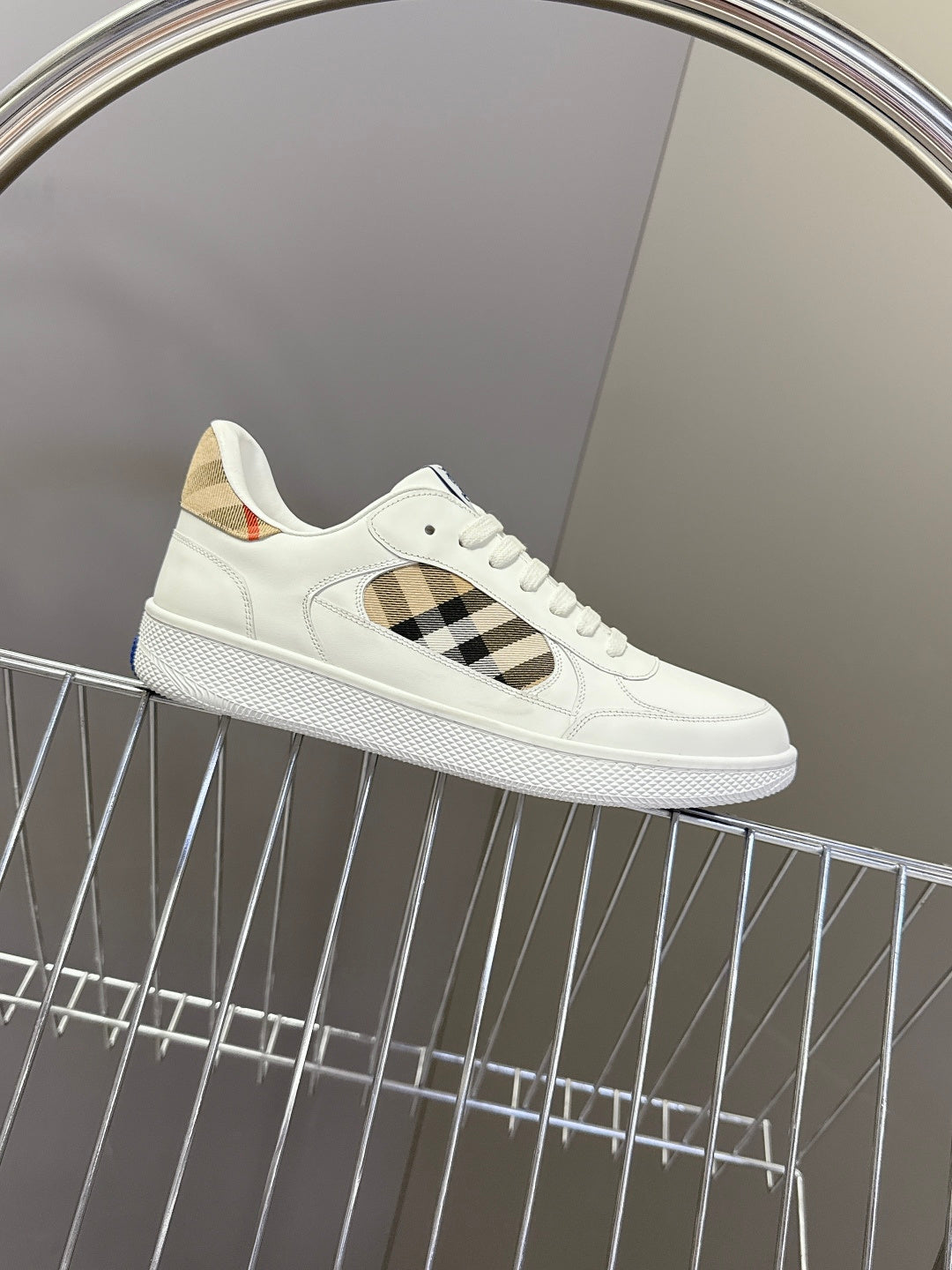 White low-top sneakers with check-pattern side panel and white rubber sole