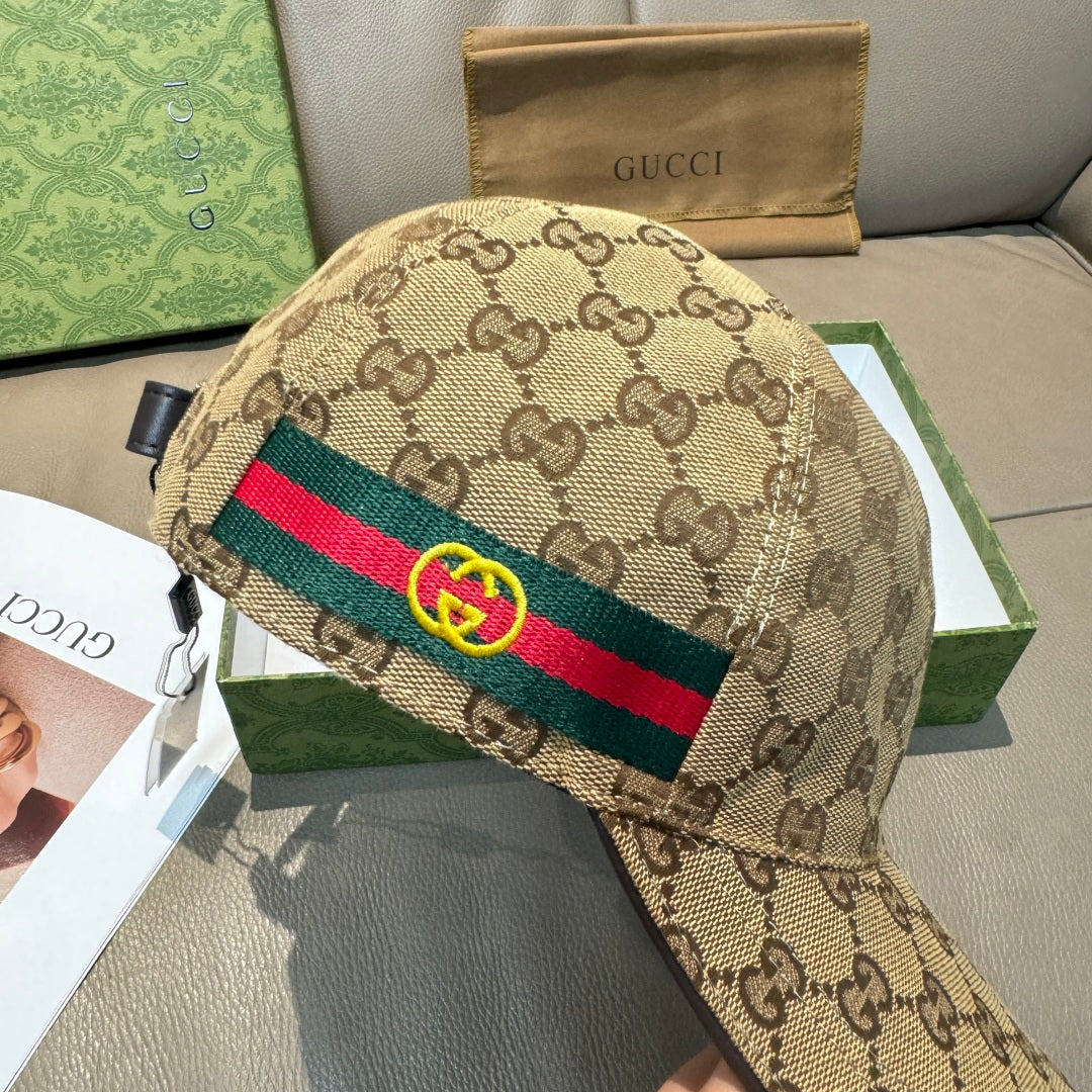 Gucci baseball cap in beige GG canvas with multicolor stripe and Gucci logo patch.