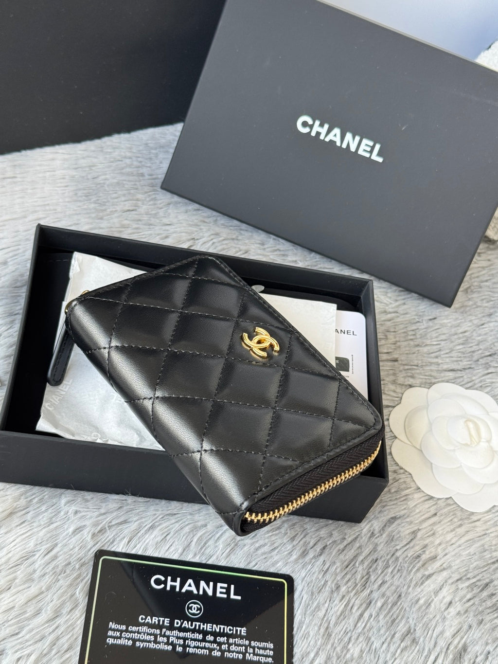 Small quilted zip wallet, dark leather with gold-tone logo on front