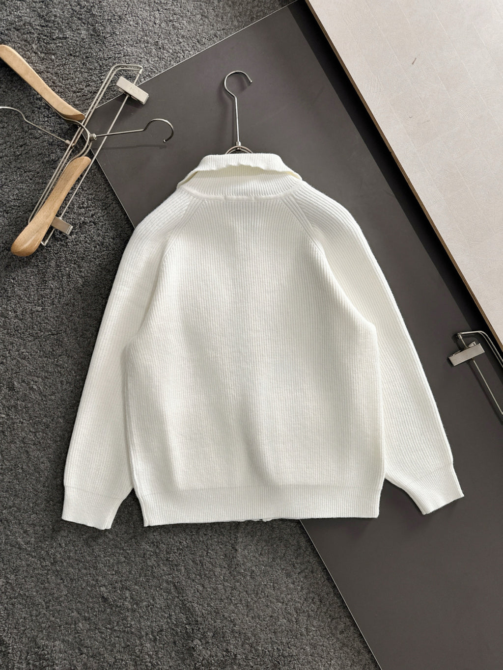 White long-sleeve zip jacket back with ribbed collar and hem