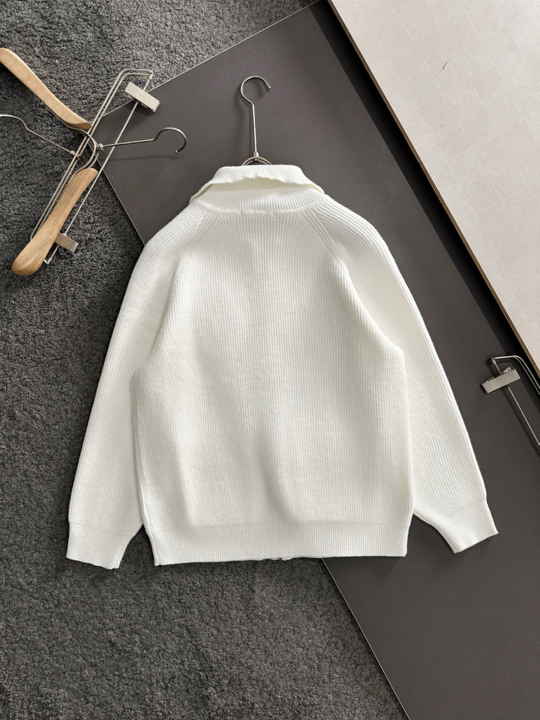 White long-sleeve zip jacket back with ribbed collar and hem