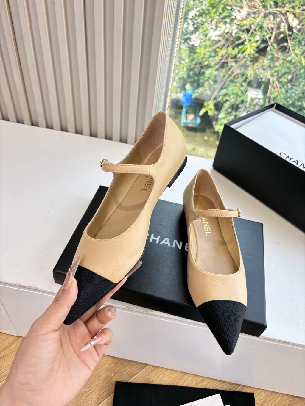 Two-tone leather flats with pointed toe and ankle strap, beige with black toe caps