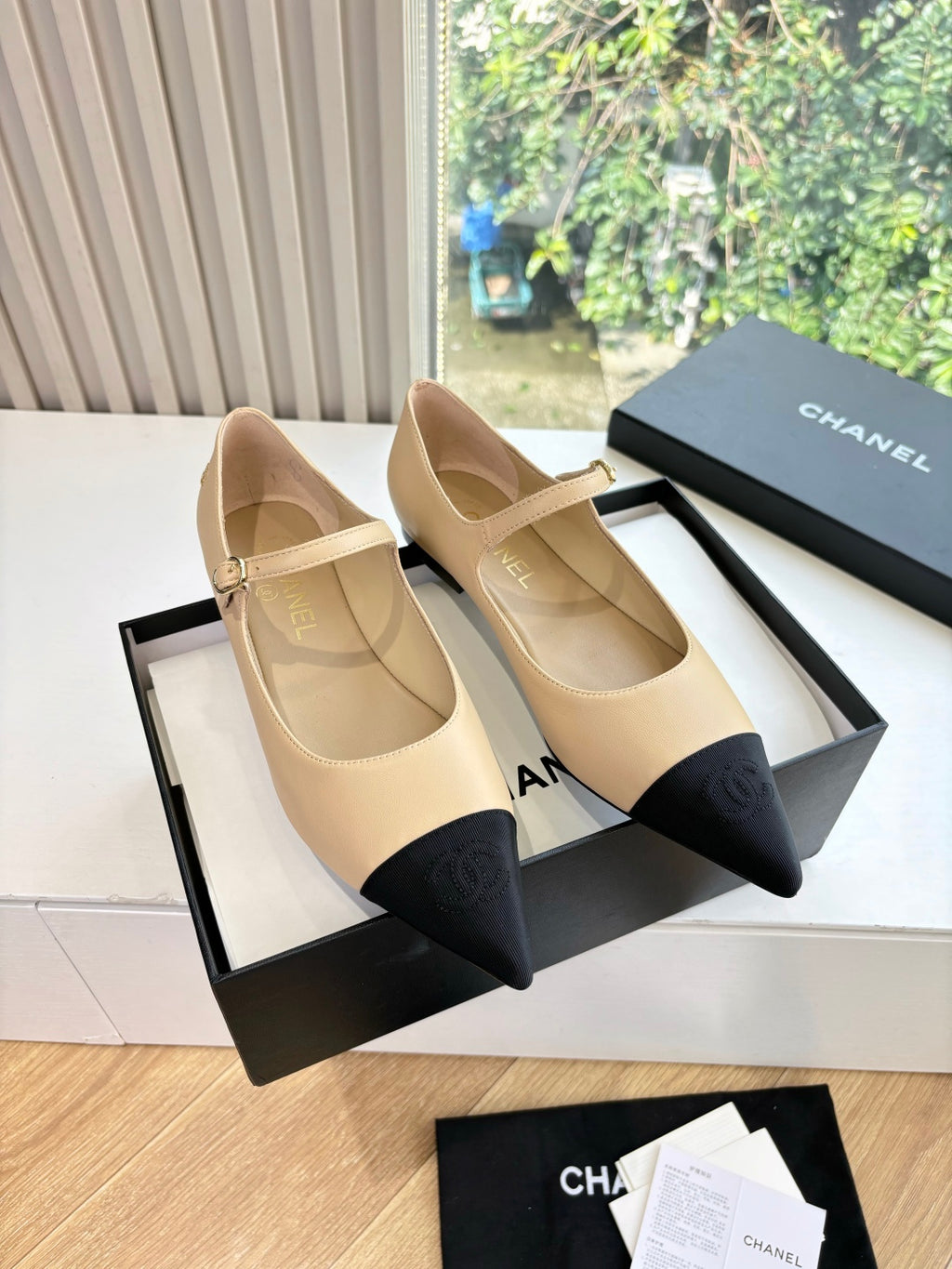 Two-tone pointed-toe flats with ankle strap, beige upper and black toe caps