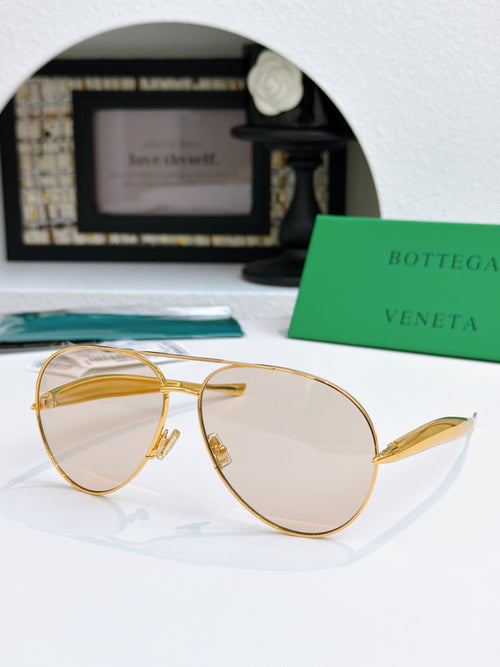 Bottega Veneta sunglasses with gold frame and amber tinted lenses