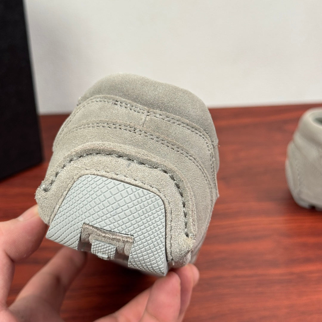 Light gray sneaker heel with textured light patch and stitched edges