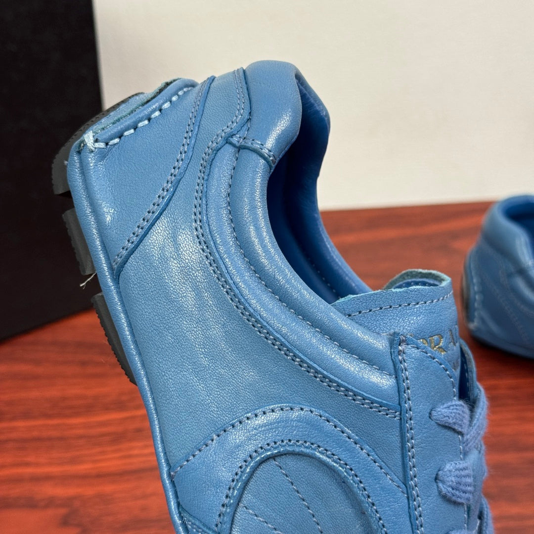 Light blue unisex sneaker heel with padded collar and side seam stitching