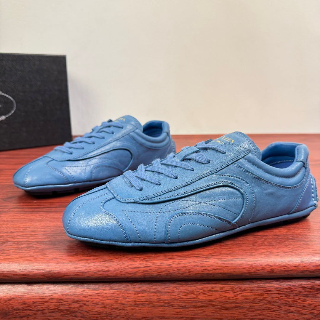 Light blue unisex sneakers with lace-up closure and sporty side logo detail