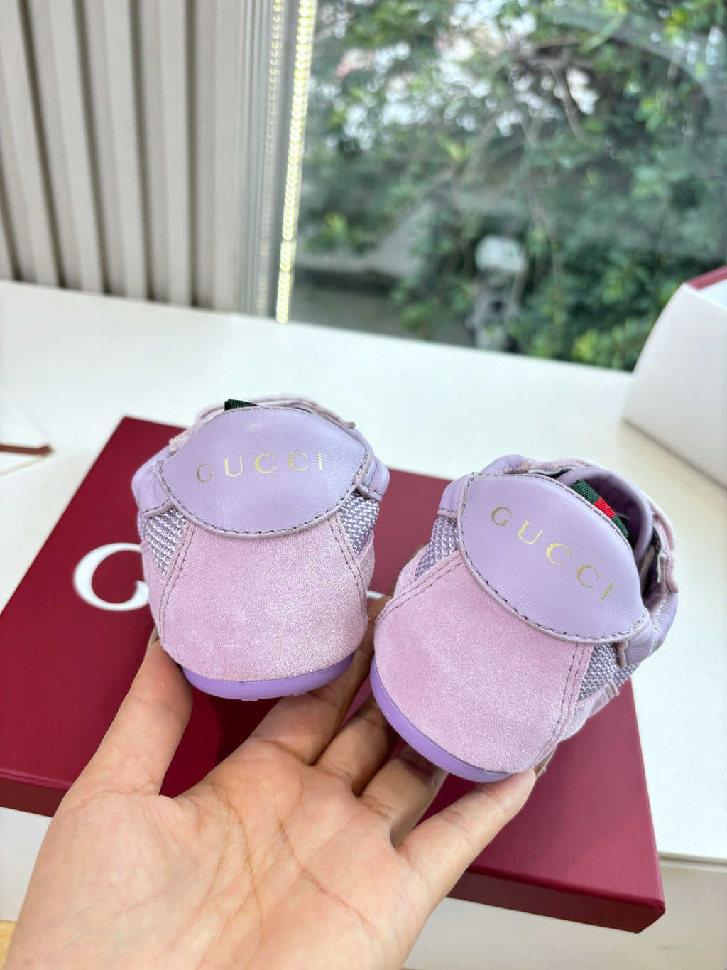 Lilac Gucci ladies sneakers heel close-up with Gucci logo and cushioned collar