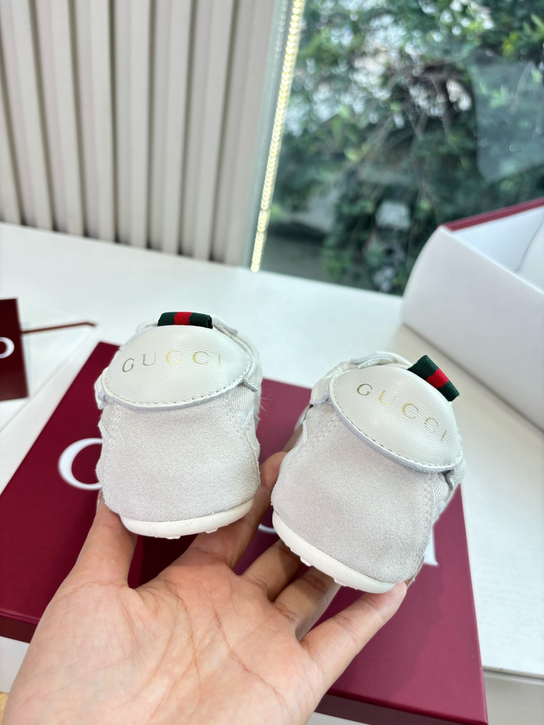 Gucci low-top sneakers heel view, white GG logo with green-red web stripe