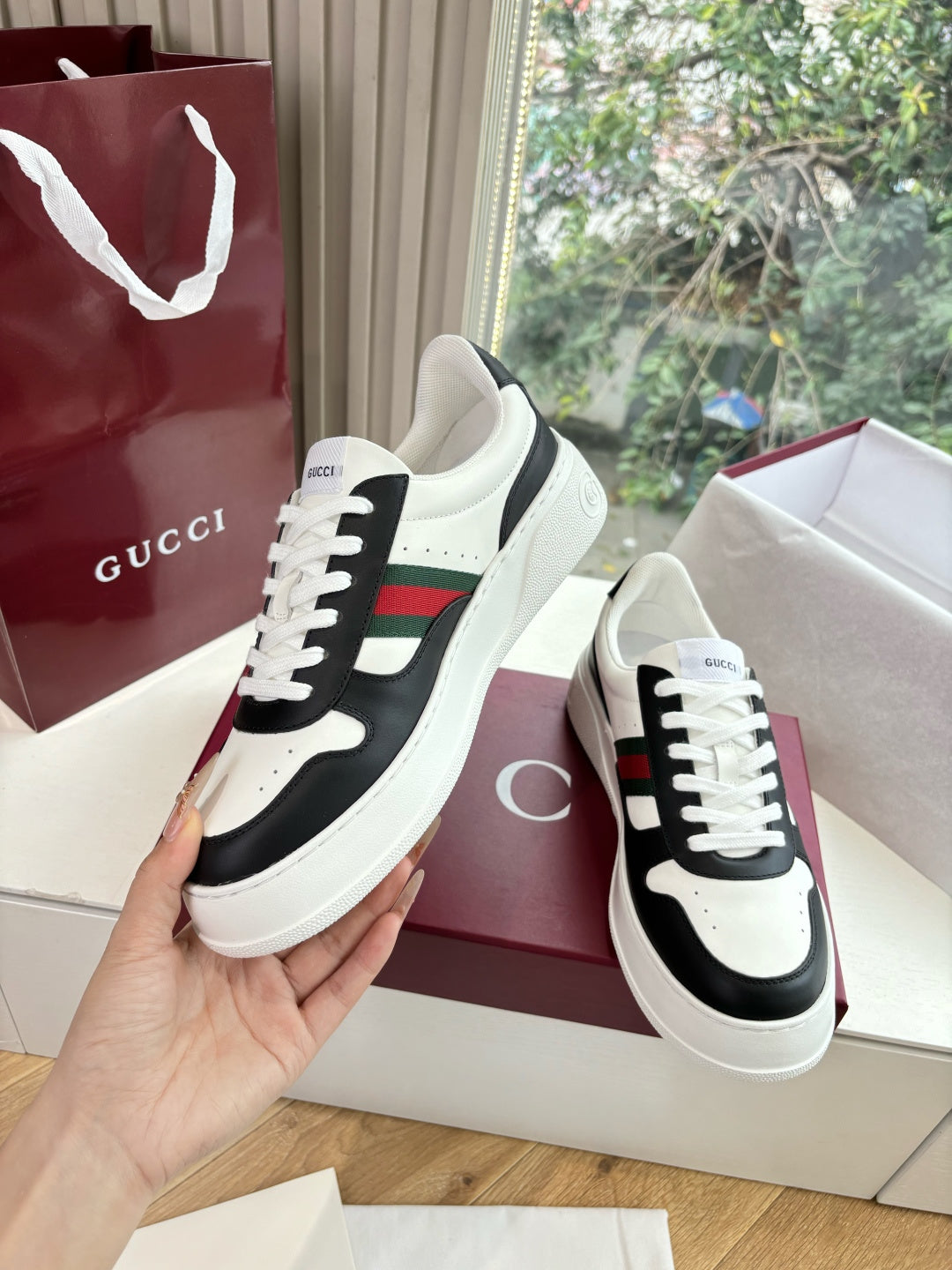 Gucci low-top sneakers, white laces with black-and-white panels and multicolor stripe