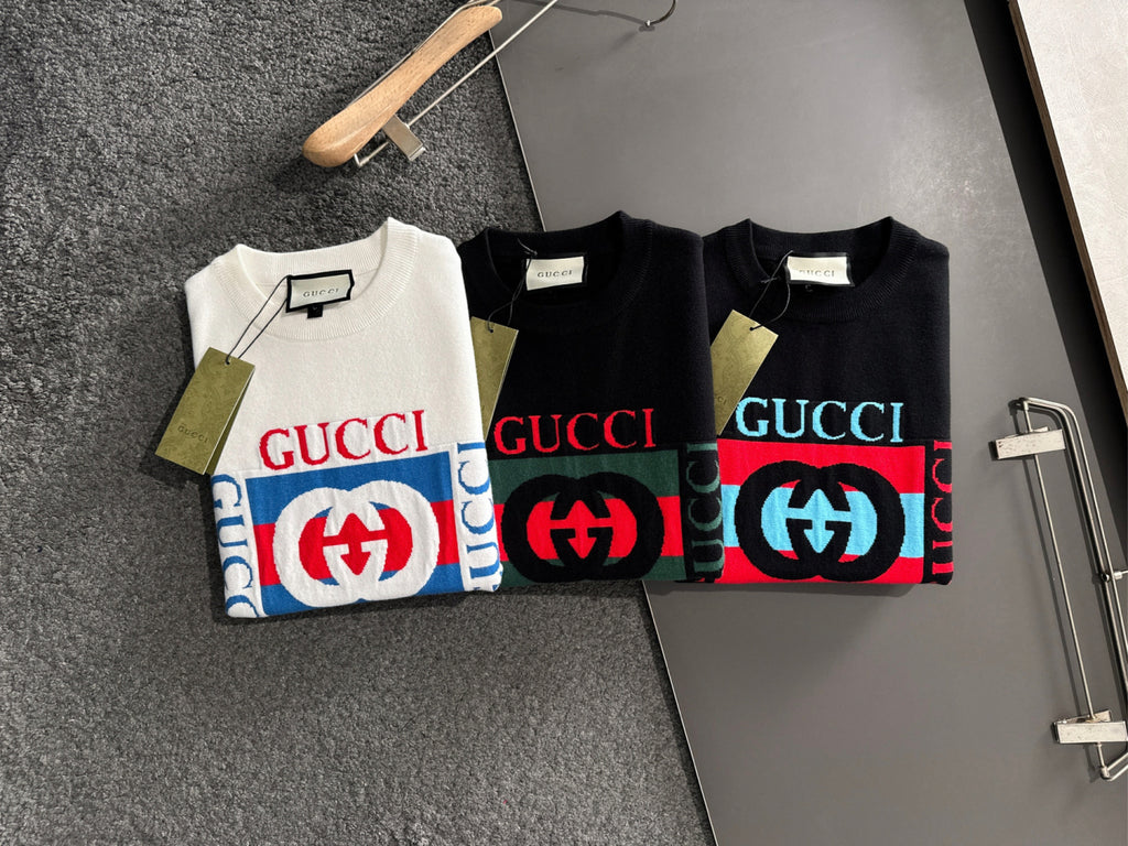 Crewneck sweatshirt set: white and black options with Gucci logo graphic print