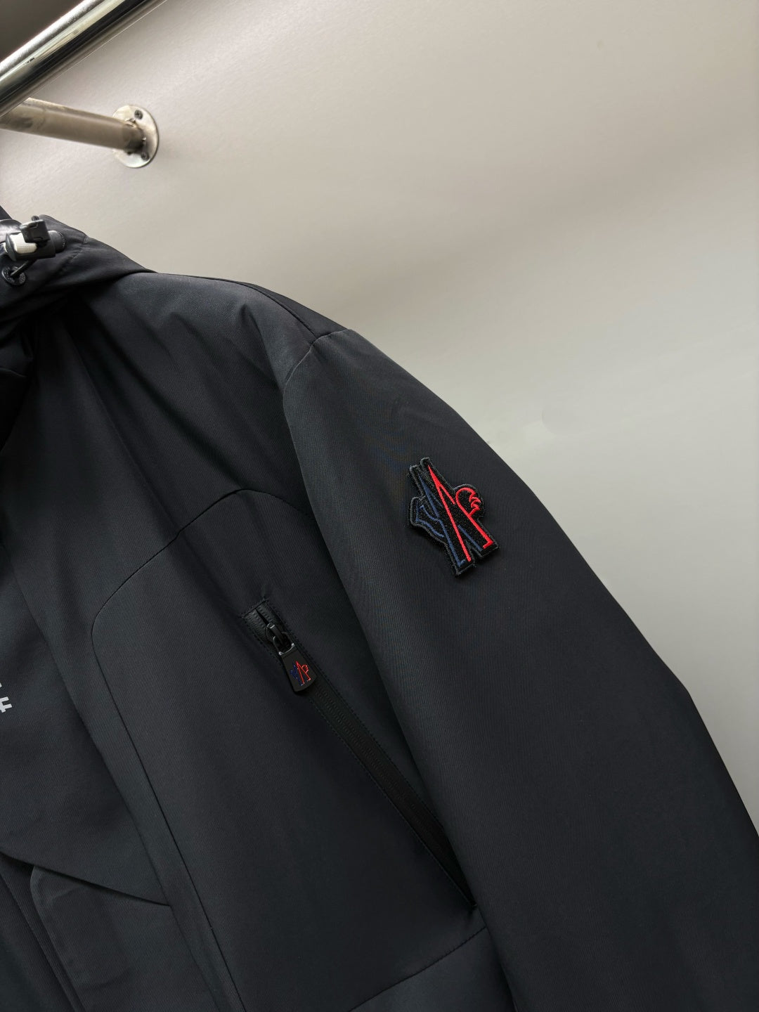 Moncler black long parka sleeve with embroidered logo patch and zip pocket