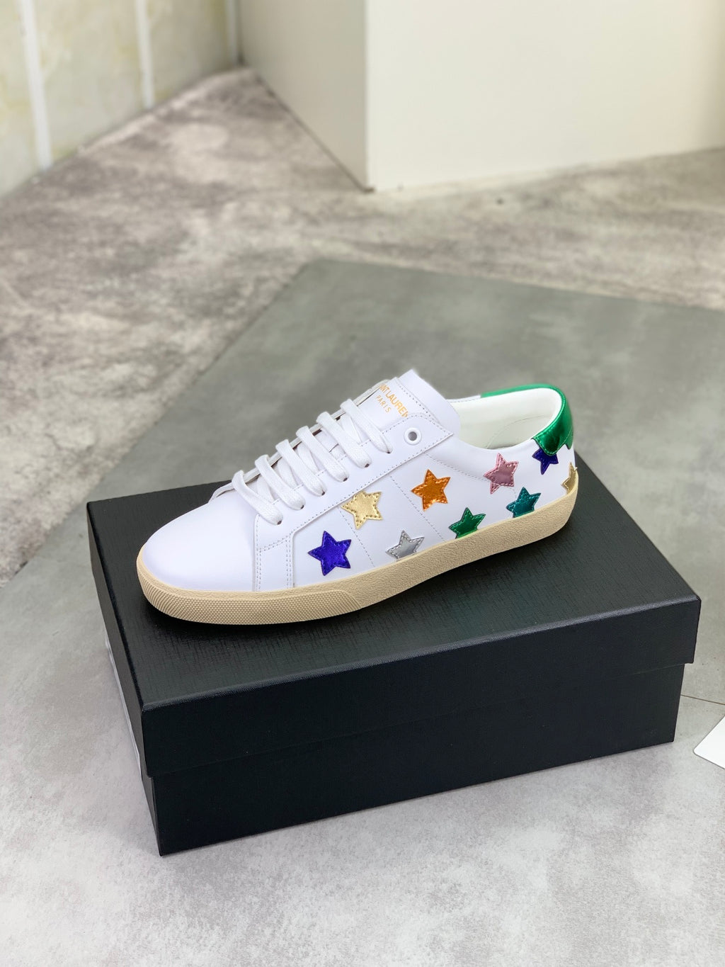 Unisex low-top sneakers with multicolor star patches and green-accented collar