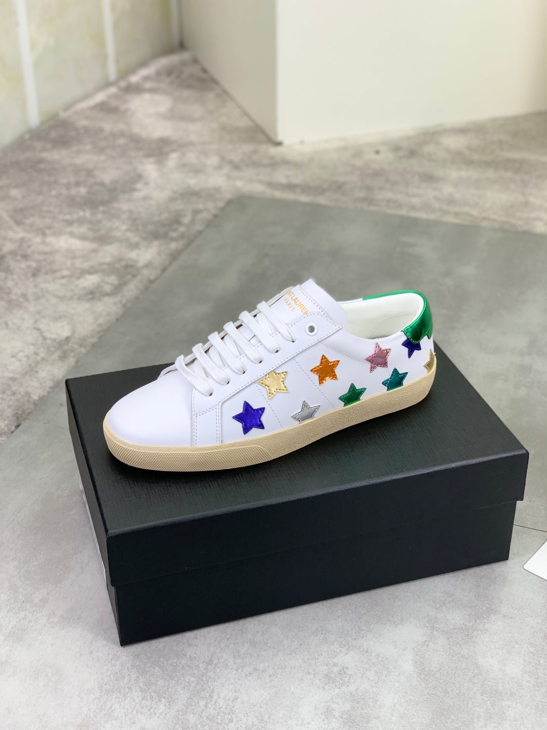 Unisex low-top sneakers with multicolor star patches and green-accented collar