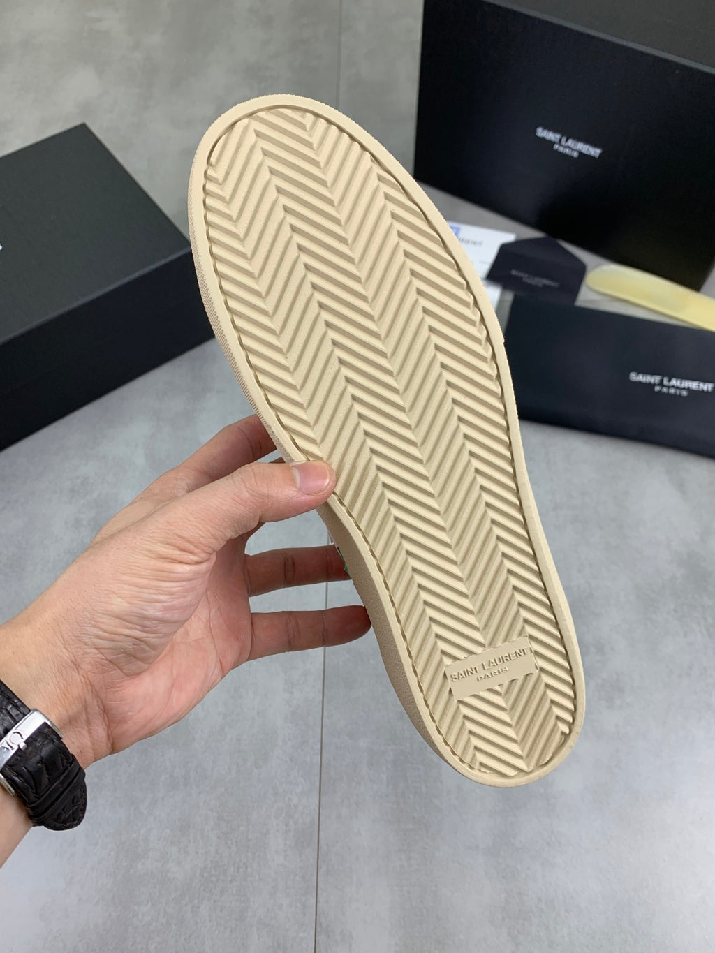 Unisex low-top sneakers outsole: herringbone tread on light tan rubber sole