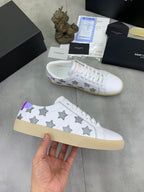 Unisex white sneakers with gray stars and a beige sole, with hologram trim