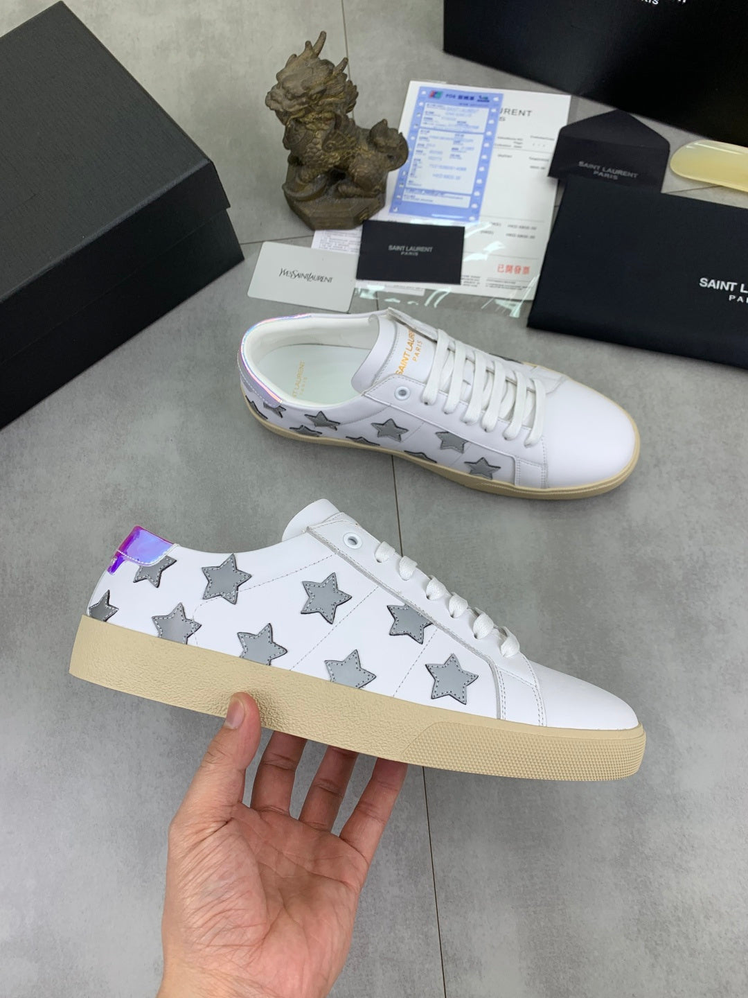 Unisex white sneakers with gray stars and a beige sole, with hologram trim