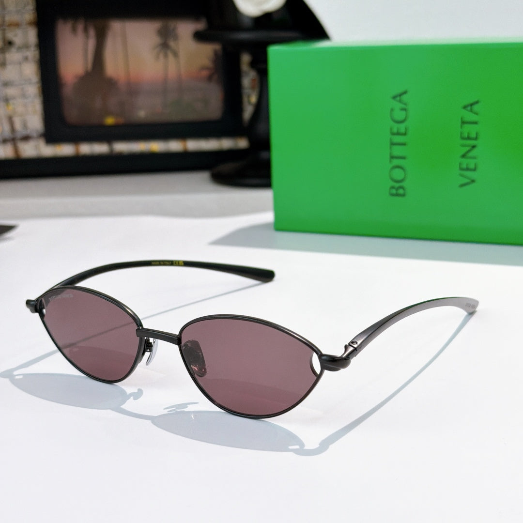 Bottega Veneta sunglasses with black frame and mauve tinted oval lenses